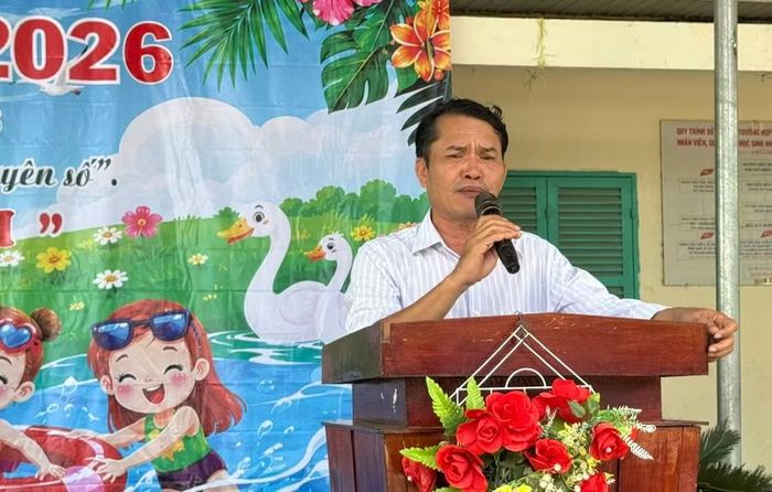 Thầy Trần Văn Dồi, Hiệu trưởng Trường Tiểu học A Lương Phi phát biểu tại Lễ khai mạc Sinh hoạt hè.