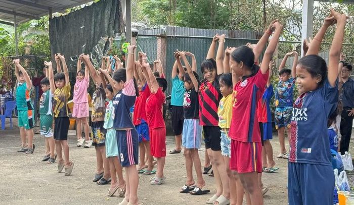 Các em học sinh hào hứng tham gia giải bơi "Kình ngư nhí".