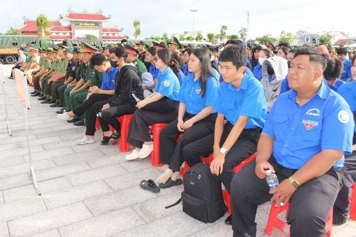 Các lực lượng tham dự buổi lễ.