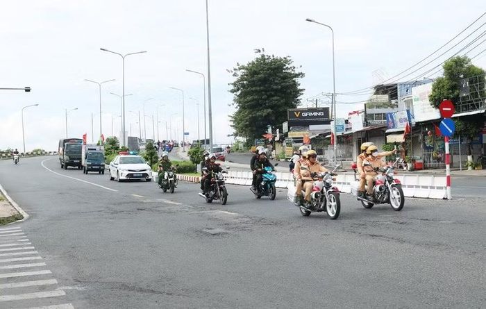 Các lực lượng tham gia diễu hành hưởng ứng Tháng hành động phòng, chống ma túy năm 2026.