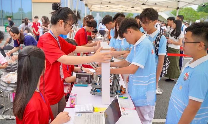 Giáo viên và học sinh tham dự vòng chung kết quốc gia Cuộc thi vô địch quốc gia STEM, AI và Robotics. Ảnh: Dương Triều.