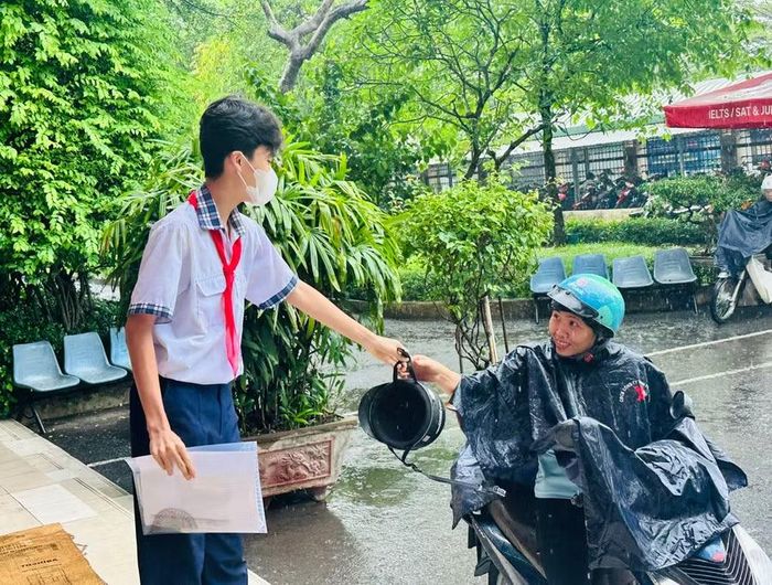 Phụ huynh động viên con mình tự tin làm bài thi Ngoại ngữ.