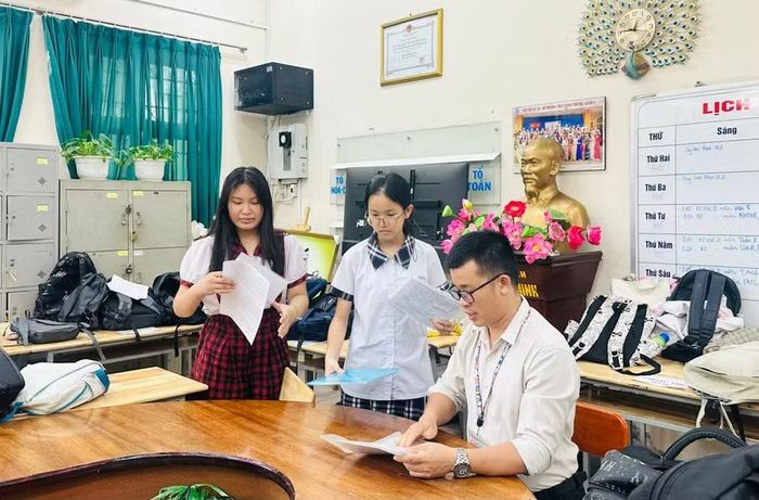 Thí sinh gửi đồ trước khi lên phòng thi.