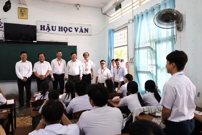 Đoàn công tác thăm hỏi học sinh đang ôn thi.