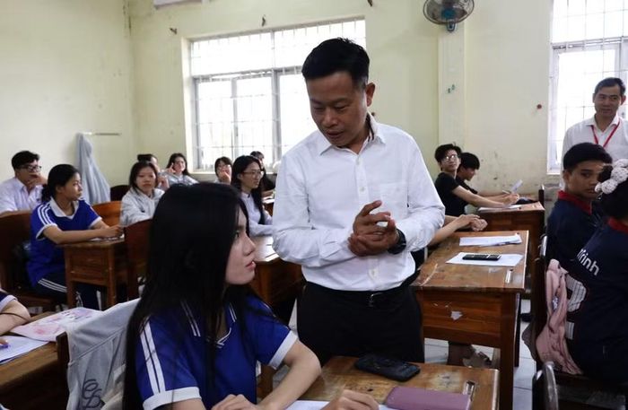 Động viên học sinh ôn thi.