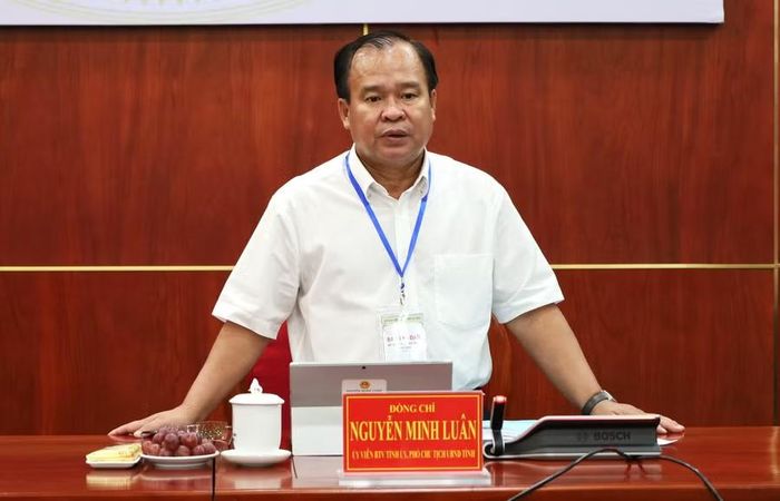 Ông Nguyễn Minh Luân, Phó Chủ tịch UBND tỉnh Cà Mau phát biểu tại cuộc họp.