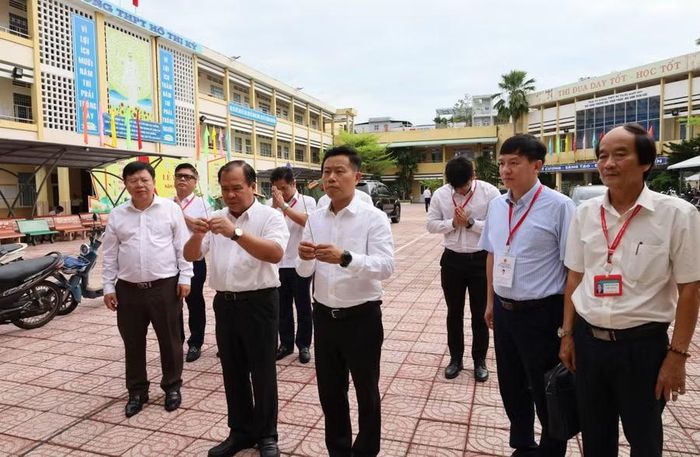 Đoàn công tác dâng hương tượng thờ Anh hùng liệt sĩ Hồ Thị Kỷ trong khuôn viên trường.
