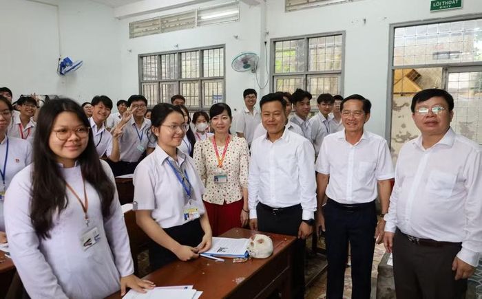 Đoàn Công tác thăm hỏi, động viên giáo viên, học sinh.