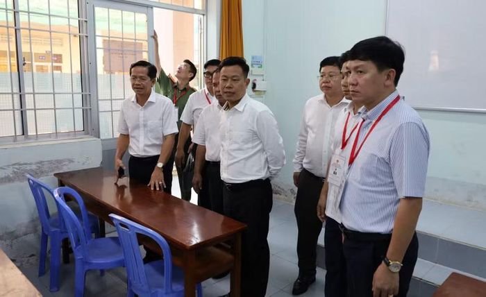 Kiểm tra khu vực chấm thi.