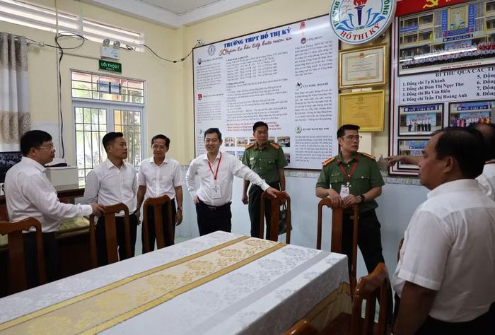 Đoàn Công tác kiểm tra nơi lưu trữ bài thi trong trường.