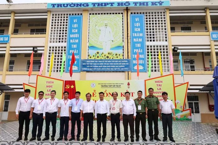 Đoàn công tác chụp ảnh lưu niệm cùng nhà trường.