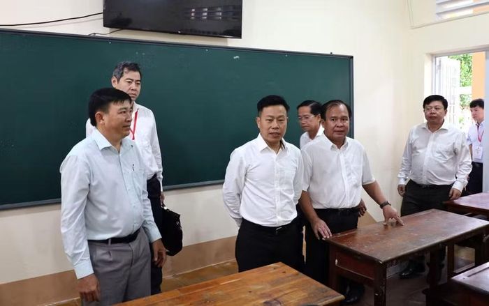 Kiểm tra cơ sở vật chất điểm thi.