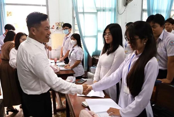 Thứ trưởng Lê Quân động viên tinh thần học sinh.