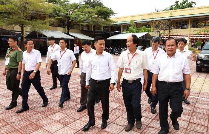 Thứ trưởng Lê Quân kiểm tra trực tiếp điểm thi Trường THPT Hồ Thị Kỷ.