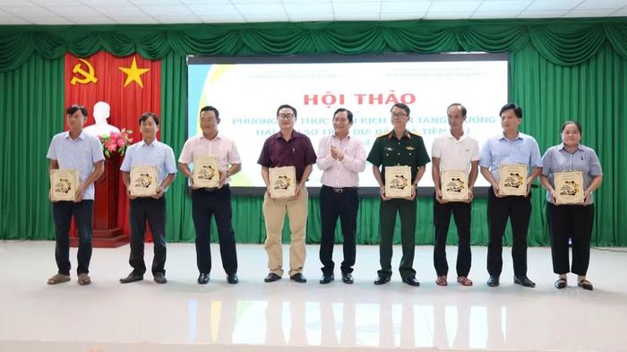 Đại diện Trường ĐH Kiên Giang trao tặng quà tại hội thảo.
