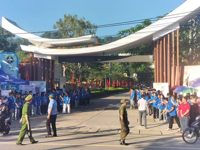 Lực lượng Công an và thanh niên tình nguyện tiếp sức mùa thi.