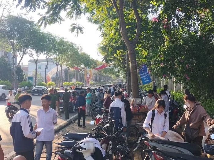 Các thí sinh được phụ huynh đưa đến điểm thi.