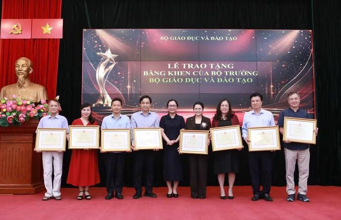 Nhiều tập thể, cá nhân tiêu biểu được tặng bằng khen của Bộ trưởng Bộ GD&ĐT.