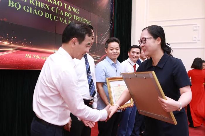 Thứ trưởng Nguyễn Thị Quyên Thanh trao tặng Bằng khen của Bộ trưởng Bộ GD&ĐT cho các tập thể, cá nhân xuất sắc.