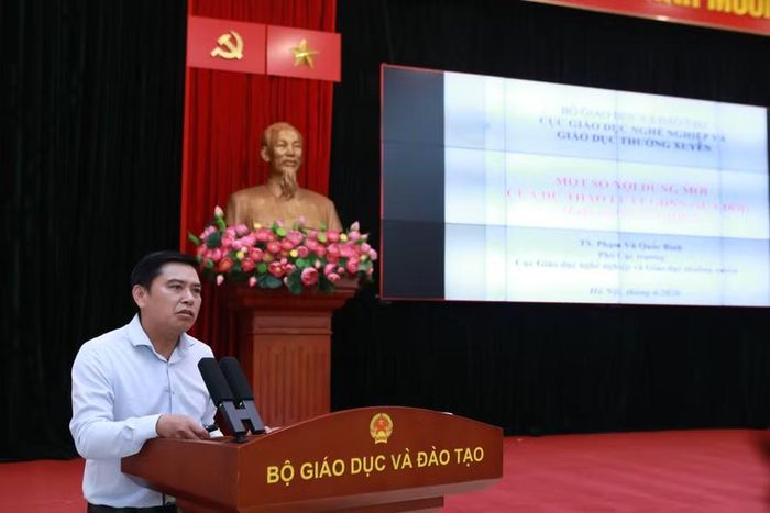 TS Phạm Vũ Quốc Bình - Phó Cục trưởng Cục Giáo dục nghề nghiệp và Giáo dục thường xuyên trao đổi tại hội nghị.