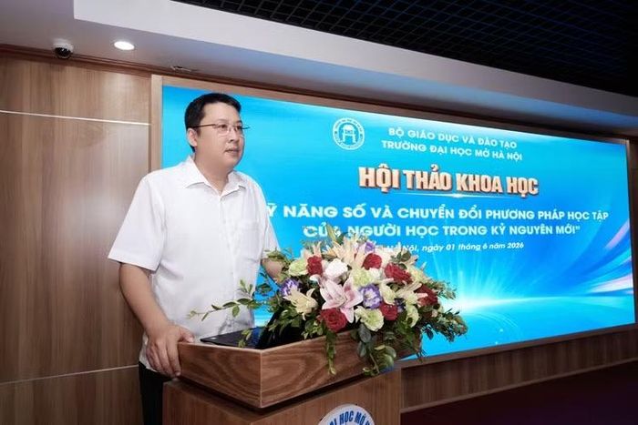 TS Thái Thanh Tùng - Trưởng khoa Đào tạo Cơ bản, Trường Đại học Mở Hà Nội phát biểu tại hội thảo.