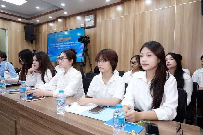 Sinh viên chăm chú lắng nghe chia sẻ của chuyên gia, giảng viên.