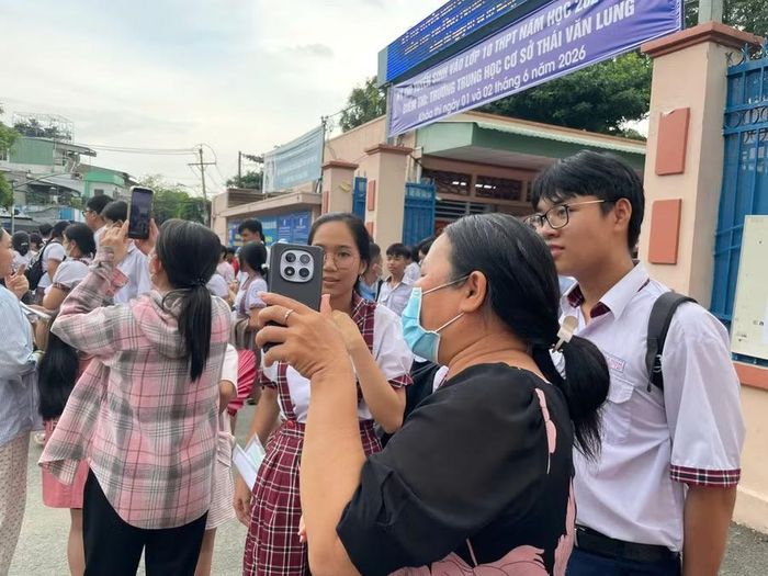 Nữ sinh trò chuyện với người thân qua video sau khi hoàn thành môn Tiếng Anh. Ảnh: Hà An.