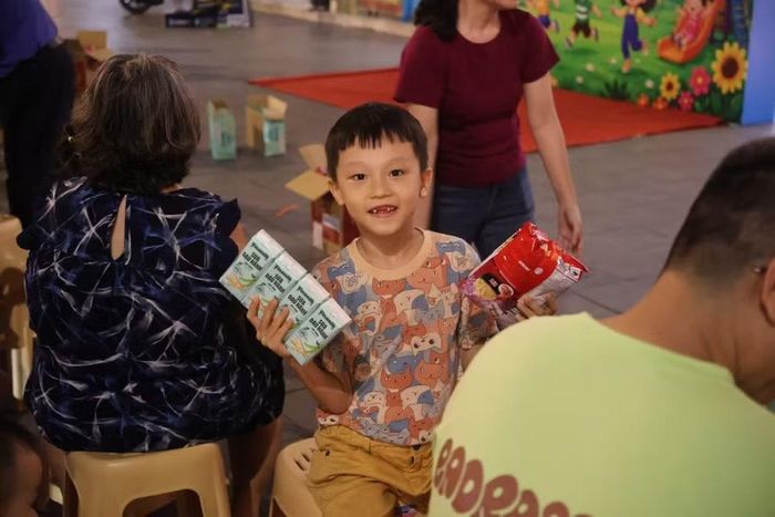 Em nhỏ hào hứng nhận quà ngày 1/6. Ảnh: Ngọc Phụng.