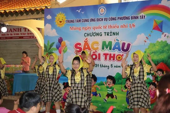Tiết mục flashmob của đội văn nghệ Phường Bình Tây. Ảnh: Ngọc Phụng.