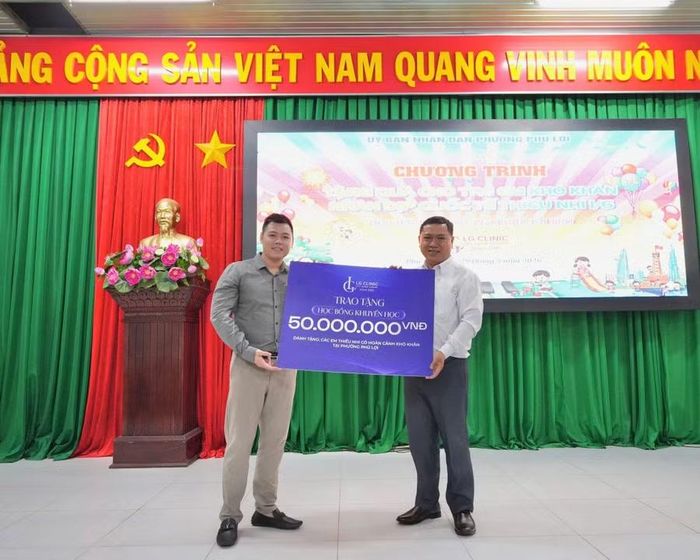 Doanh nghiệp trao học bổng cho các học sinh Phường Phú Lợi.