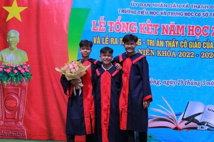 Em Nguyễn Thiên Phước (bên phải) cùng các bạn học sinh lớp 9 trong buổi lễ ra trường và tri ân thầy cô giáo.