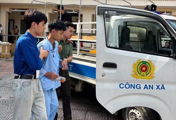 Công an phường Phú Thọ đã nhanh chóng phối hợp với gia đình, bố trí xe chuyên dụng đưa đón Đạt từ Bệnh viện Đa khoa khu vực thị xã Phú Thọ đến điểm thi.