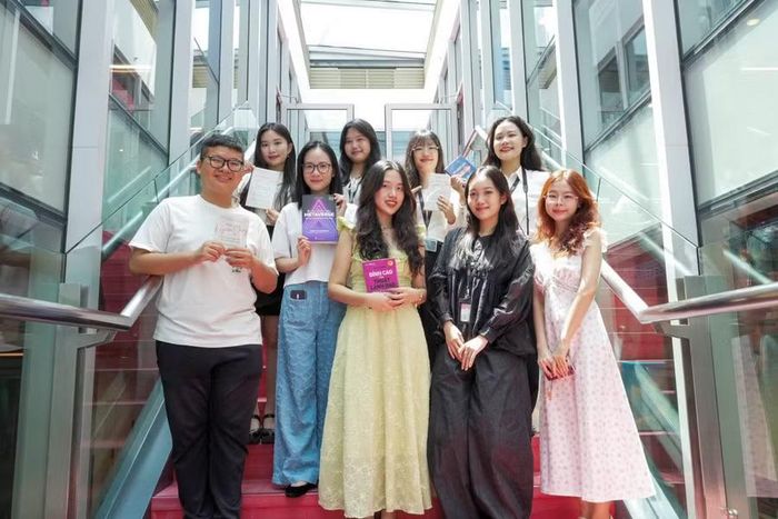 Anh Thư cùng Lexisprouts, nhóm dịch thuật sinh viên do cô khởi xướng. Ảnh: NVCC.
