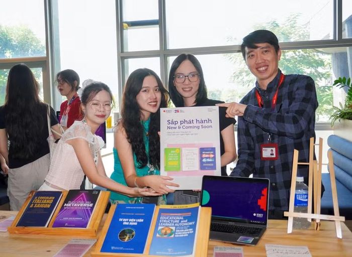 Anh Thư và nhóm của cô trình bày sách có tiêu đề “Eyes on Impact” do nhóm dịch tại triển lãm dự án của Khoa Truyền thông và Thiết kế năm 2025. Ảnh: NVCC.