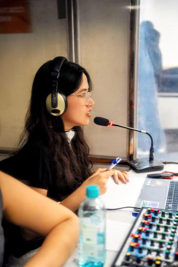 Anh Thư phiên dịch tại Ngày hội trải nghiệm Đại học RMIT năm 2025. Ảnh: NVCC.