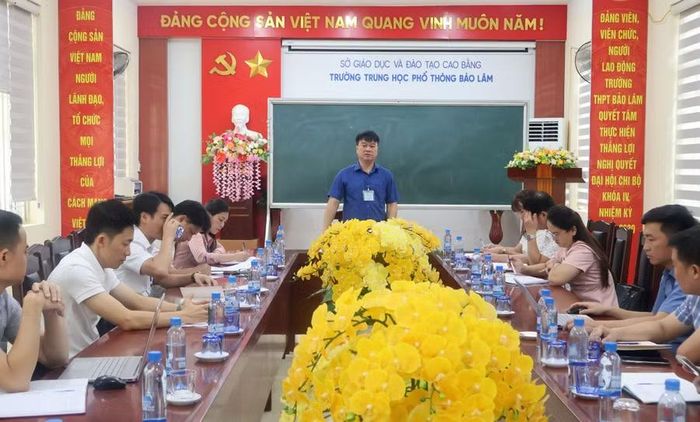 Đoàn kiểm tra làm việc tại Trường THPT Bảo Lạc.
