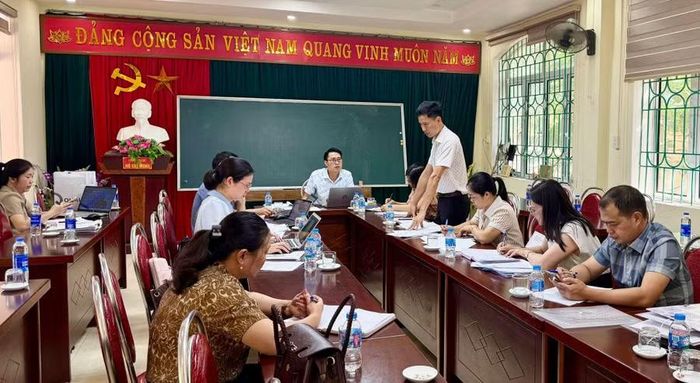 Đoàn kiểm tra của Sở GD&amp;ĐT tỉnh Cao Bằng làm việc tại Trường THPT Thạch An.