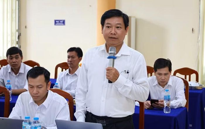 Ông Lê Chí Nguyễn, Hiệu trưởng nhà trường báo cáo tại buổi làm việc.