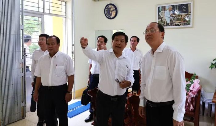 Đoàn Công tác kiểm tra công tác chuẩn bị kỳ thi tốt nghiệp THPT tại trường.