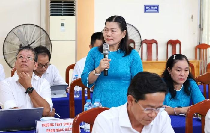 Bà Lâm Hồng Sen, Phó Hiệu trưởng nhà trường phát biểu ý kiến.