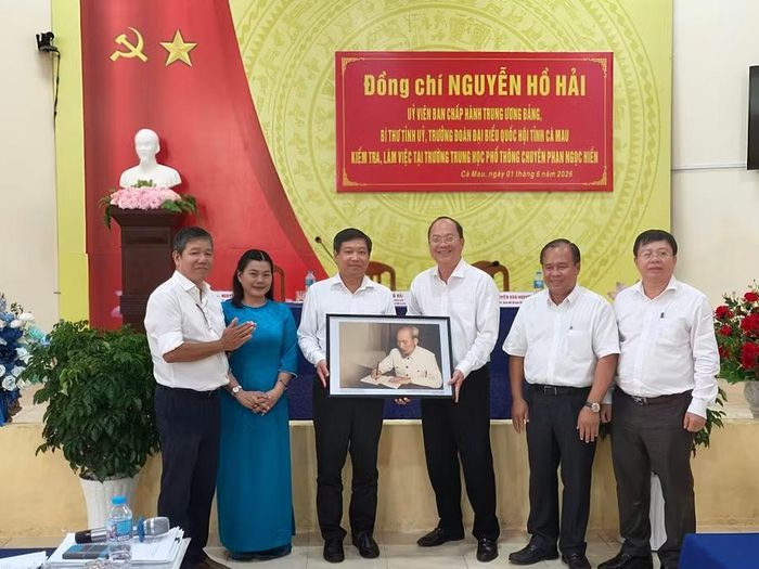 Bí Thư Tỉnh ủy Cà Mau tặng bức tranh Bác Hồ cho nhà trường.