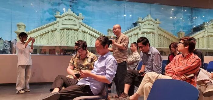 Trong khuôn khổ tọa đàm, các ý kiến cũng phân tích tác động của AI đối với việc đổi mới phương thức đào tạo nghệ sĩ và nhà thiết kế trong tương lai.