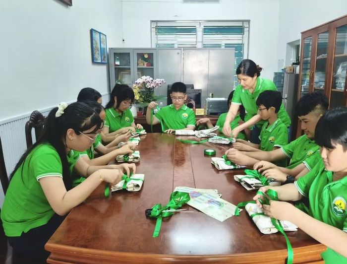 Thành viên CLB Nguyễn Huệ xanh chuẩn bị quà tặng cho chương trình truyền thông cộng đồng về việc giảm thiểu sử dụng túi nilon.