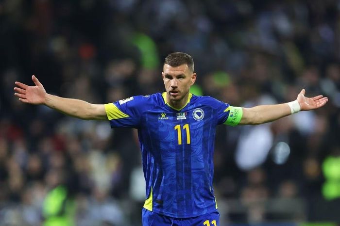 Dzeko vẫn là đầu tàu của Bosnia.