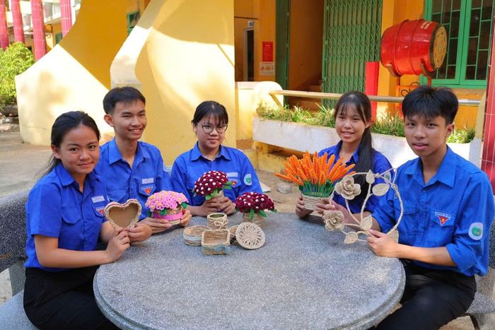 Nhóm 5 học sinh lớp 10A1 Trường THPT Sơn Hà với các sản phẩm từ vỏ cây keo.