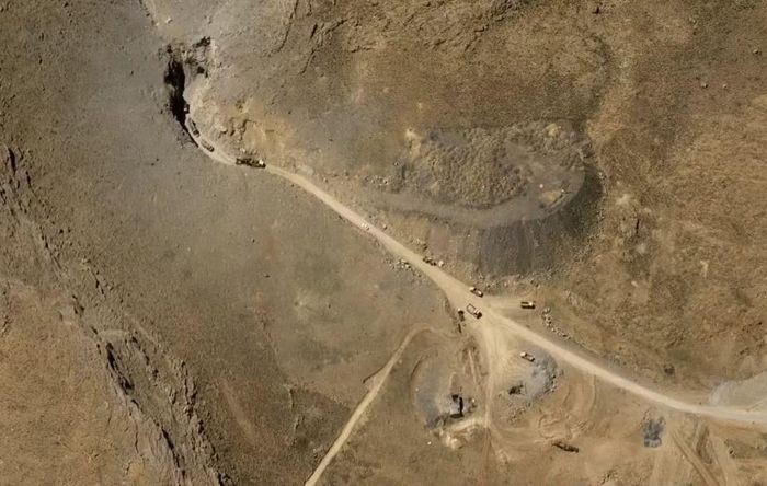 Hình ảnh vệ tinh về một căn cứ tên lửa ngầm gần Khomyn, Iran, cho thấy ít nhất 10 phương tiện xây dựng đang làm việc vào ngày 15/4. Ảnh: Airbus