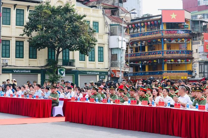 Công an thành phố Hà Nội tổ chức Lễ hưởng ứng Cuộc thị sáng tạo video clip “Tổ quốc bình yên” - Ảnh: Vi Nam