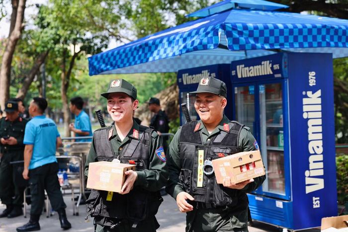 Các chiến sĩ cảnh sát cơ động rạng rỡ tại chương trình cùng Vinamilk. Ảnh: Vi Nam