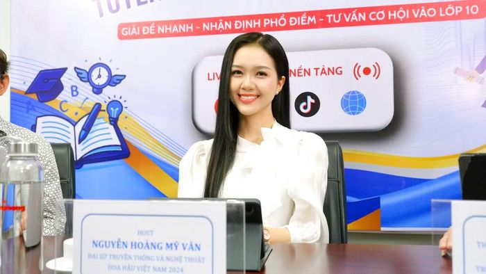 MC Mỹ Vân dẫn dắt và đặt câu hỏi cho khách mời.