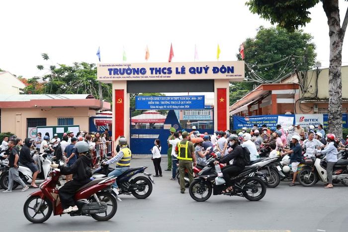 Hình ảnh ghi nhận tại Trường THCS Lê Quý Đôn (TPHCM) sáng 1/6.